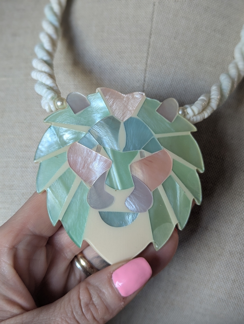 VTG 1980s Lee Sands Iridescent Mother-of-Pearl Lion Pendant Necklace - White